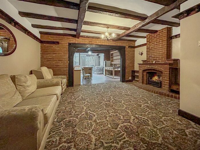 3 Bedroom Semi-Detached House For Sale In Woodside Avenue, Benfleet, SS7