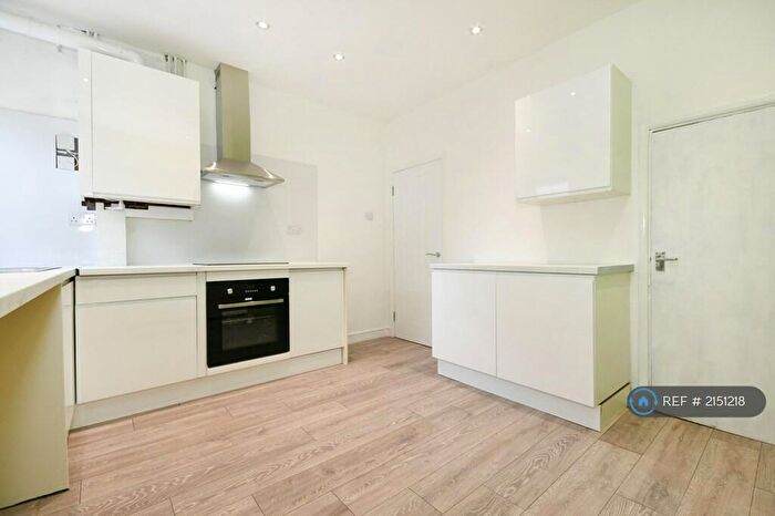 3 Bedroom Terraced House To Rent In Sanforth Street, Chesterfield, S41