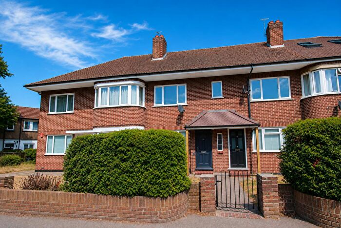2 Bedroom Maisonette For Sale In Parkgate Road, Wallington, SM6