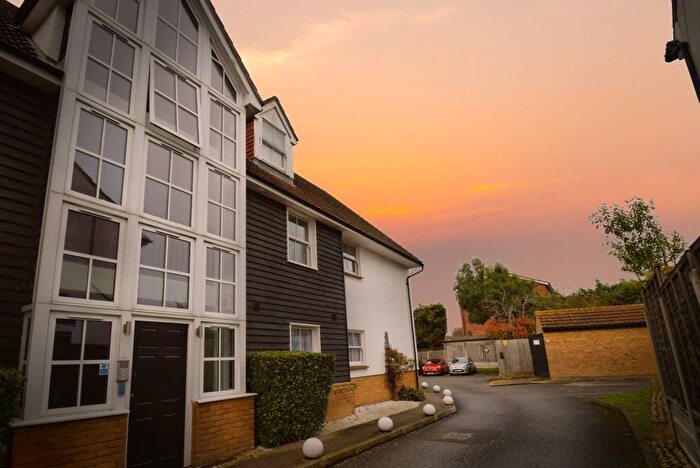 2 Bedroom Flat To Rent In Soveriegn Heights, Weir Pond Road, Rochford, Essex, SS4