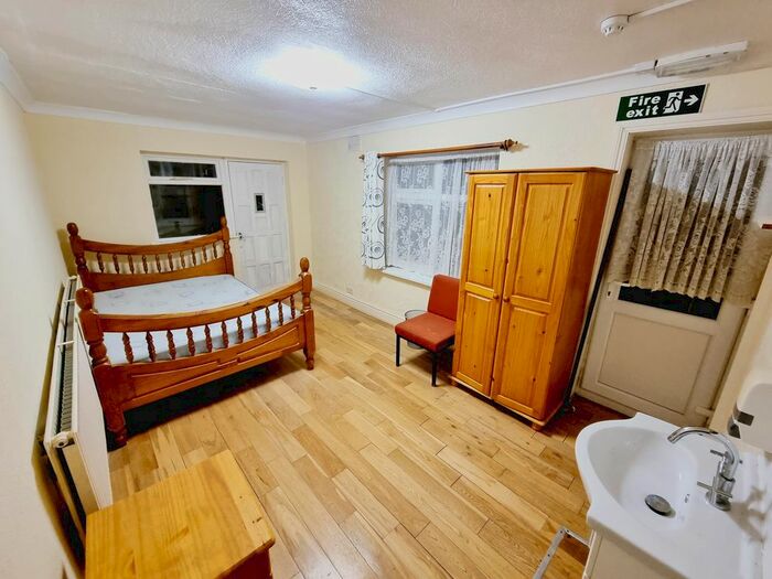 3 Bedroom Flat To Rent In Ascot Road, Moseley, Birmingham B13