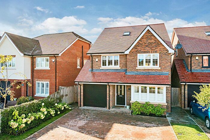 5 Bedroom Detached House For Sale In James Orchard, Holmer Green, HP15