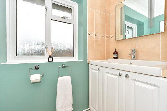 1 Bedroom Apartment For Sale In Barnhouse Close, Pulborough, West Sussex, RH20