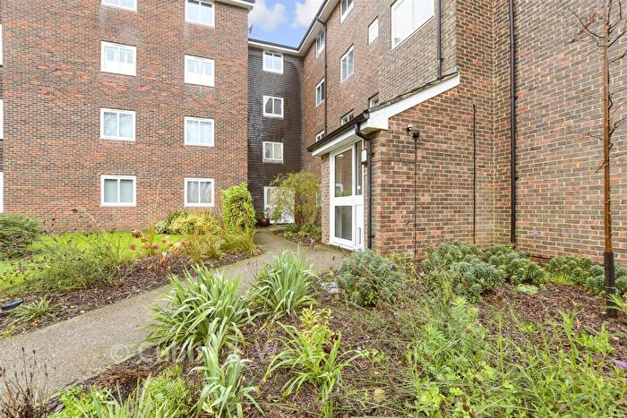 2 Bedroom Flat For Sale In Somers Close, Reigate, Surrey, RH2