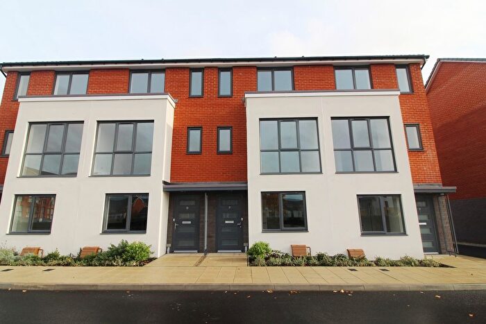 3 Bedroom Town House To Rent In Woolhampton Way, Reading, RG2