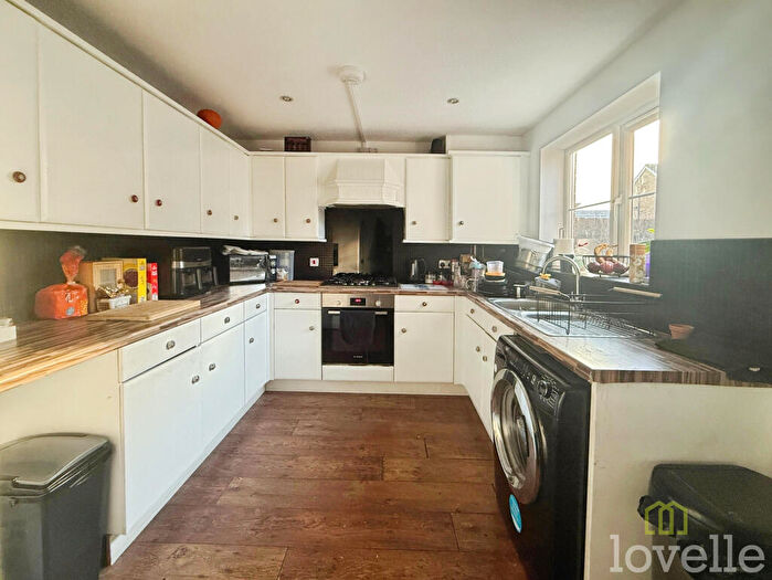 4 Bedroom Semi Detached House For Sale In Heron Drive, Gainsborough, DN21