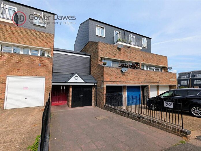 3 Bedroom Flat For Sale In Chieftan Drive, Purfleet-On-Thames, RM19