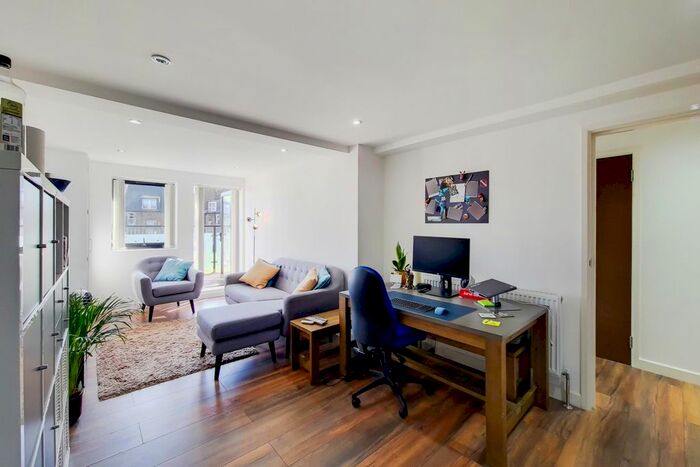 2 Bedroom Flat To Rent In Balham High Road, London, SW12