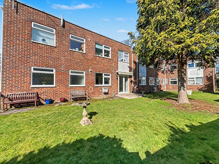 2 Bedroom Flat For Sale In West Christchurch, BH23