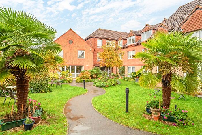 1 Bedroom Flat For Sale In Springfield Meadows, Weybridge, KT13