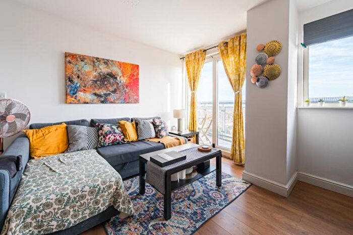 2 Bedroom Flat For Sale In City Gate House, - Eastern Avenue, Ilford, Essex, IG2