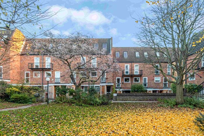 Studio To Rent In Saint Andrews Square, W11