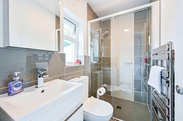 1 Bedroom Flat To Rent In Coningham Road, Shepherd's Bush, London, W12