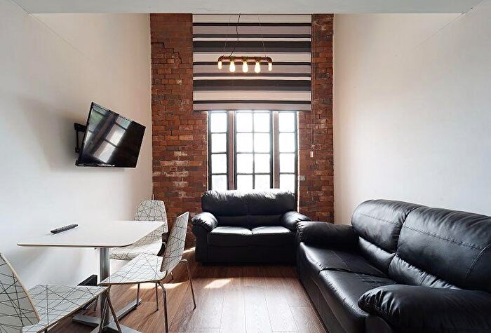 3 Bedroom Flat To Rent In Cross Chapel Street, Leeds, LS6