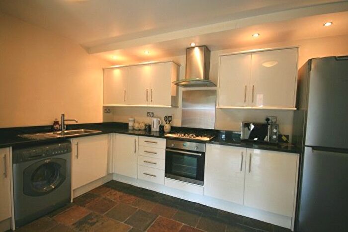 2 Bedroom Flat To Rent In Otley Road, Leeds, LS16