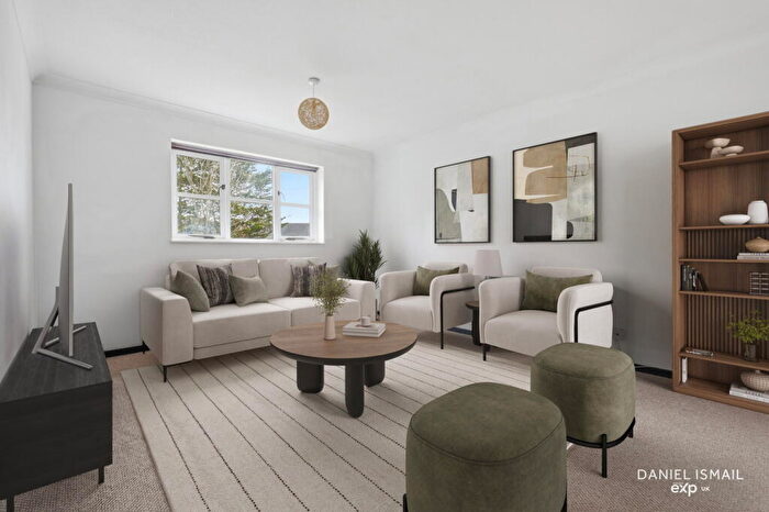 1 Bedroom Maisonette For Sale In Courtney Park Road, Langdon Hills, Basildon, SS16