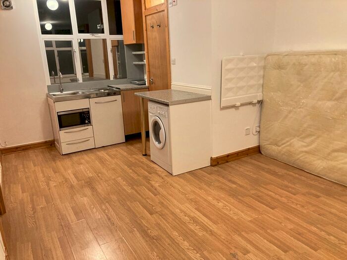 Studio To Rent In Very Near Almond Avenue Area, Ealing, W5