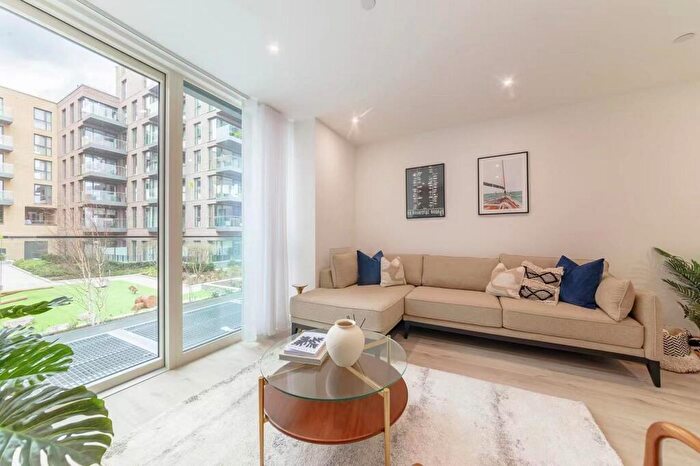 4 Bedroom Town House To Rent In Springpark Drive, Woodberry Down, London, N4