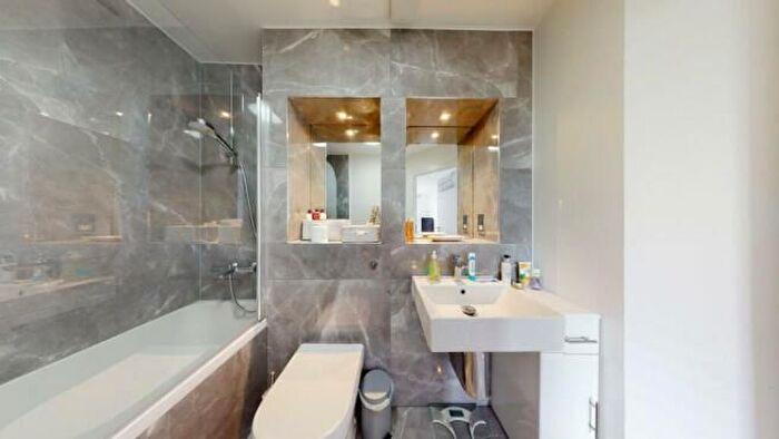 2 Bedroom Flat To Rent In Wharf Lane, London, E14