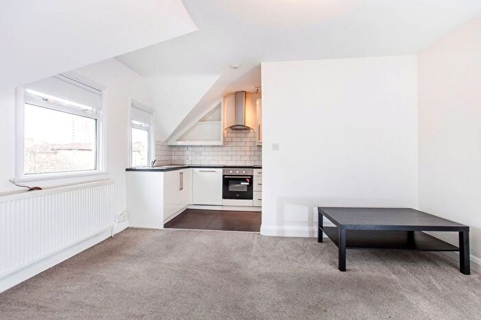 2 Bedroom Flat To Rent In Cricklewood Lane, London, NW2