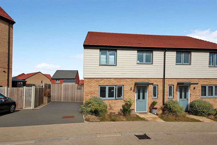 3 Bedroom Semi Detached House To Rent In Flint Grove, Wellingborough, NN8