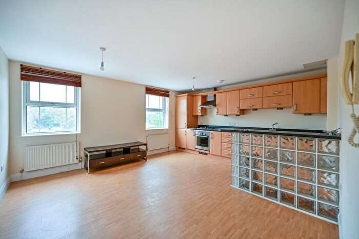 1 Bedroom Flat For Sale In Stewart House, Villiers Road, Kingston Upon Thames, KT1