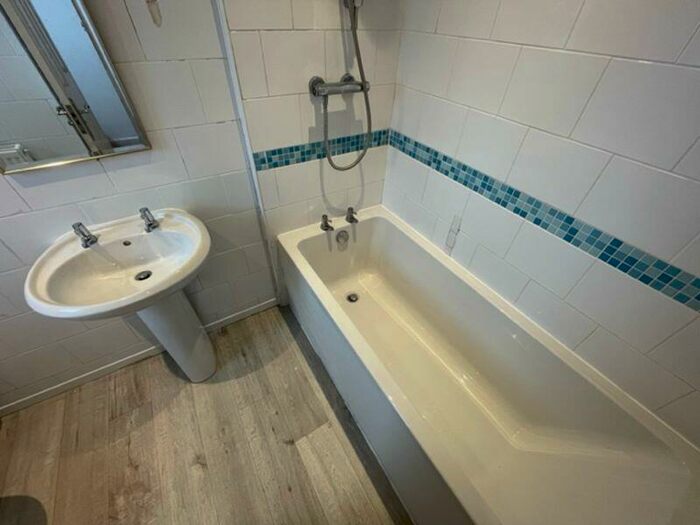 2 Bedroom Flat To Rent In Part Furnished Bedroom First Floor Flat To Rent, Cricklade Road, Gorse Hill, SN2