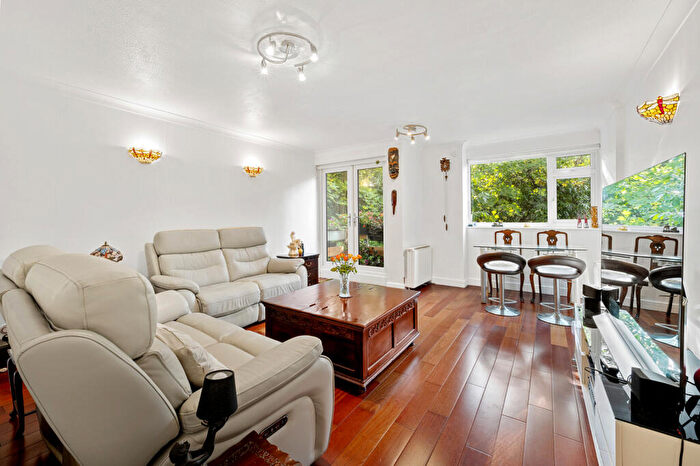 2 Bedroom Apartment For Sale In Mountcombe Close, Surbiton, KT6