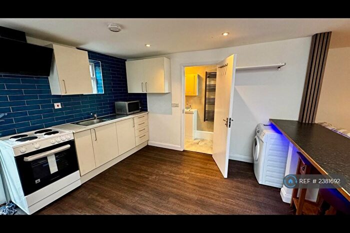 4 Bedroom Bungalow To Rent In High Road, London, N12