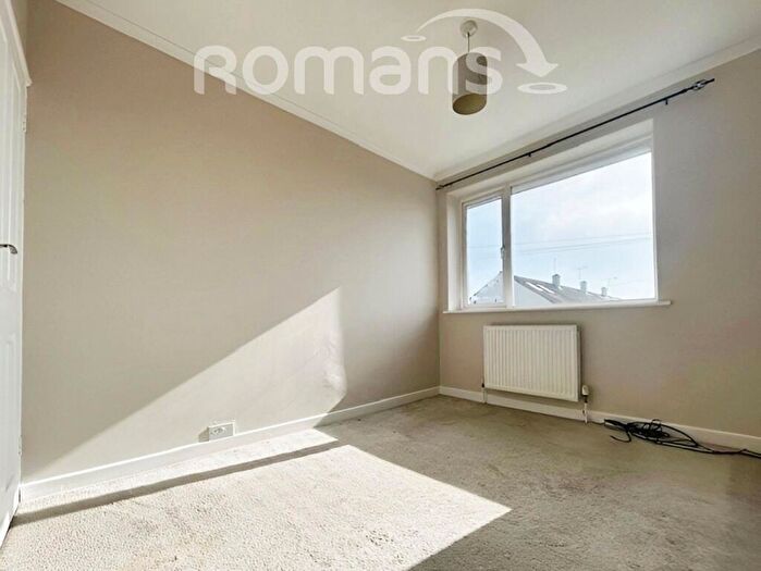2 Bedroom Flat To Rent In Hillside, Maidenhead, SL6