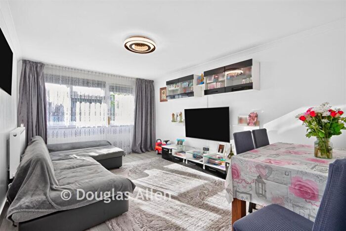 1 Bedroom Flat For Sale In Hitchin Close, Romford, Essex, RM3