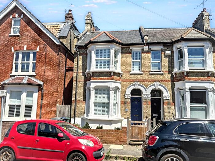 3 Bedroom End Of Terrace House For Sale In Salisbury Road, Barnet, EN5