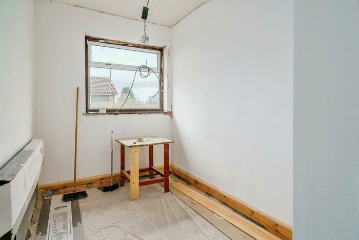 3 Bedroom Terraced House For Sale In Butely Road, Luton, LU4