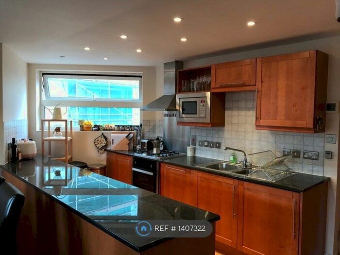 2 Bedroom Flat To Rent In Florin Court, London, SE1