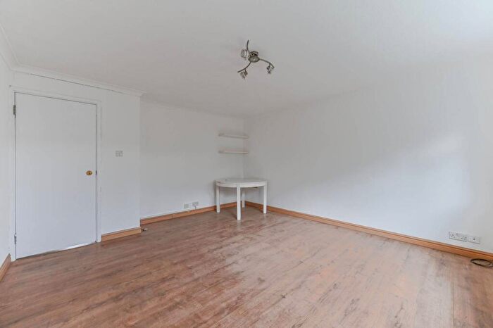 2 Bedroom Flat To Rent In Devana End, Hackbridge, Carshalton, SM5