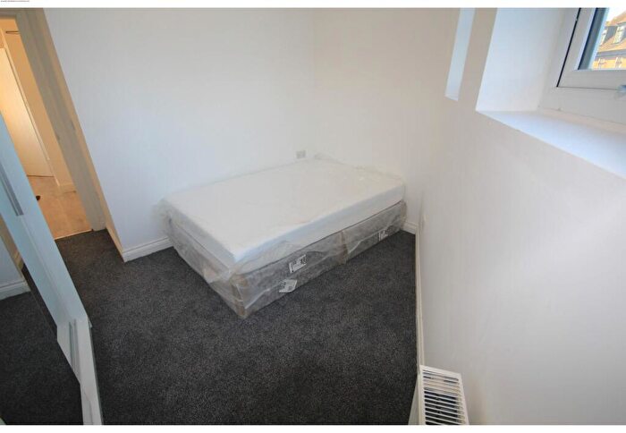 2 Bedroom Flat To Rent In Bedford Hill, London, SW12