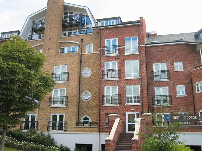 2 Bedroom Flat To Rent In Iliffe Close, Reading, RG1