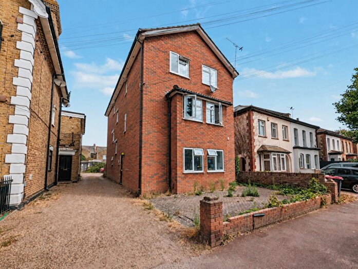 2 Bedroom Flat To Rent In Park Terrace, Westcliff On Sea, Essex, SS0
