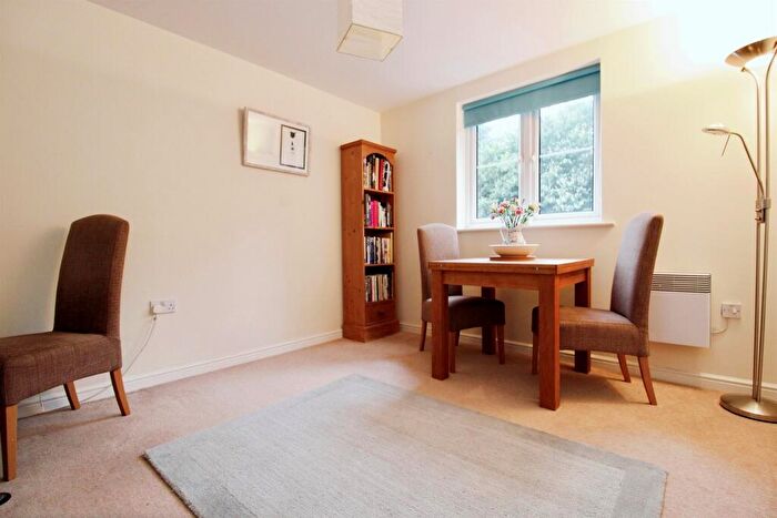 2 Bedroom Flat For Sale In Whitworth Square, Whitchurch, Cardiff, CF14
