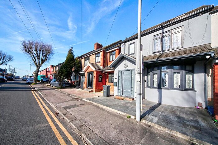 5 Bedroom Semi Detached House For Sale In Biscot Road, Luton, LU3