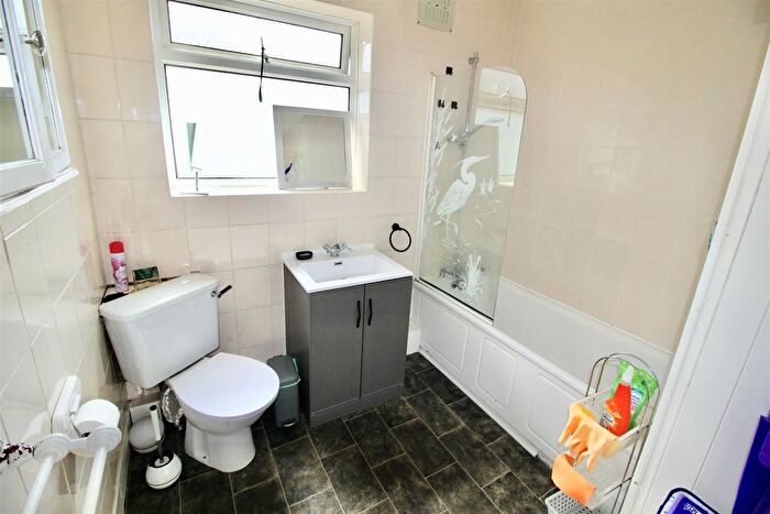 3 Bedroom Flat To Rent In Alexandra Avenue, Harrow, HA2