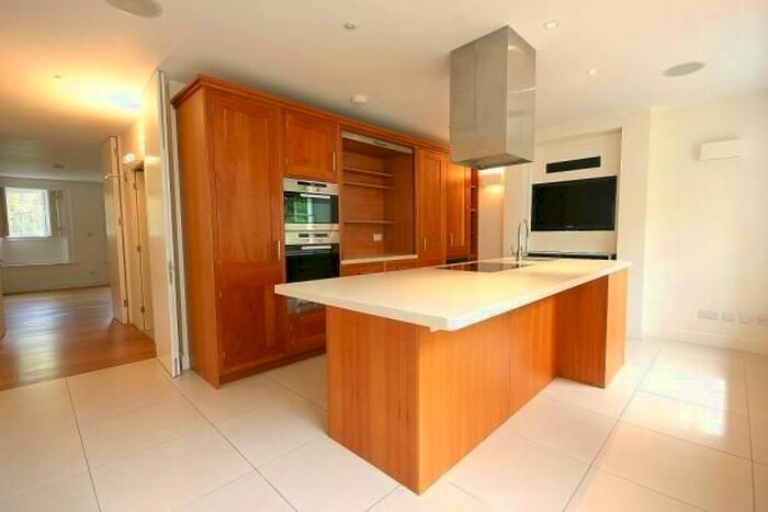 3 Bedroom Flat To Rent In Richmond Green, Surrey, TW9