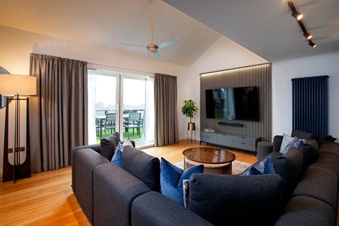 3 Bedroom Flat To Rent In Kensington High Street, London, W8