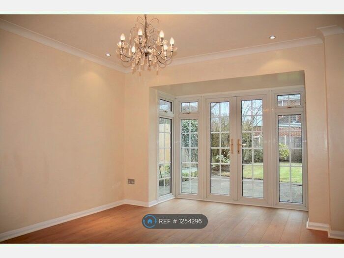 4 Bedroom Semi-Detached House To Rent In High Road, Woodford Green IG8