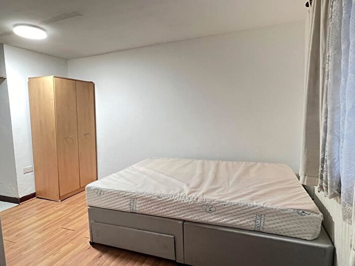 Studio To Rent In Hanworth Road, Hounslow, TW4