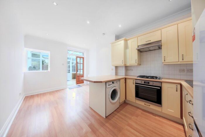 2 Bedroom Flat To Rent In Caddington Road, Cricklewood, NW2