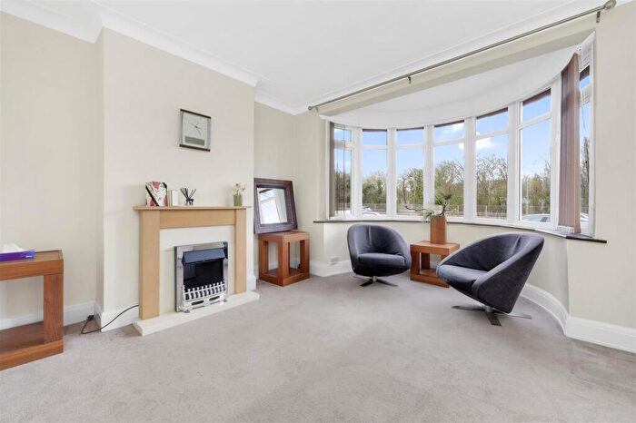 4 Bedroom Semi-Detached House To Rent In Great North Way, London, NW4