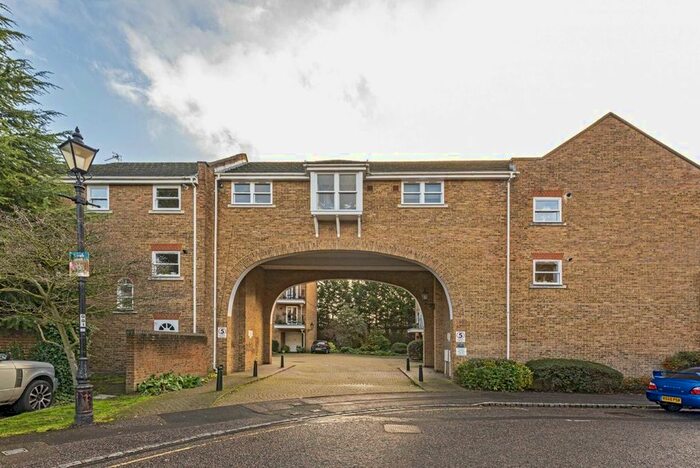 2 Bedroom Flat To Rent In Cedar Terrace, Richmond, TW9
