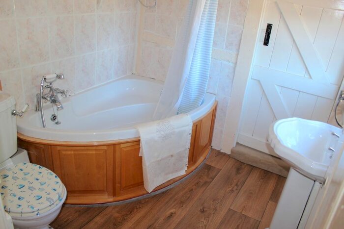 5 Bedroom Farmhouse To Rent In Knowle Lane, Cranleigh, GU6