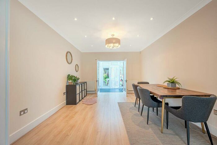 4 Bedroom House To Rent In Chanctonbury Way, Woodside Park, London, N12